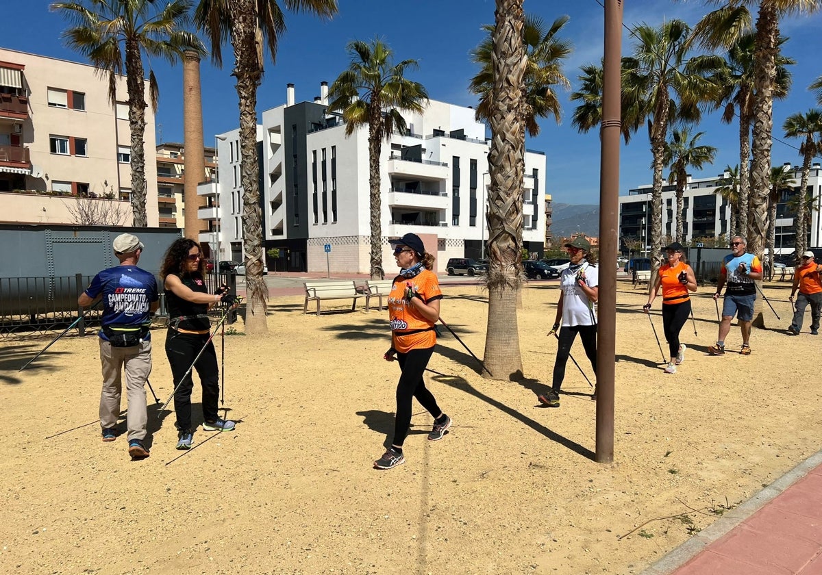 ¿Qué es la marcha nórdica, la modalidad deportiva que gana adeptos en la Axarquía?
