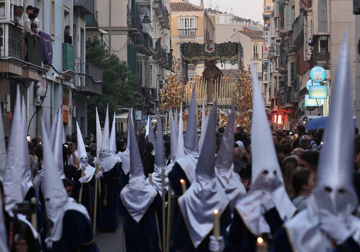 El cortejo de la Virgen de la Paloma, en la calle Carretería.