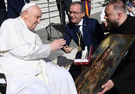El Papa Francisco bendice el lienzo con la imagen de Santa María de la Victoria, Patrona de Málaga