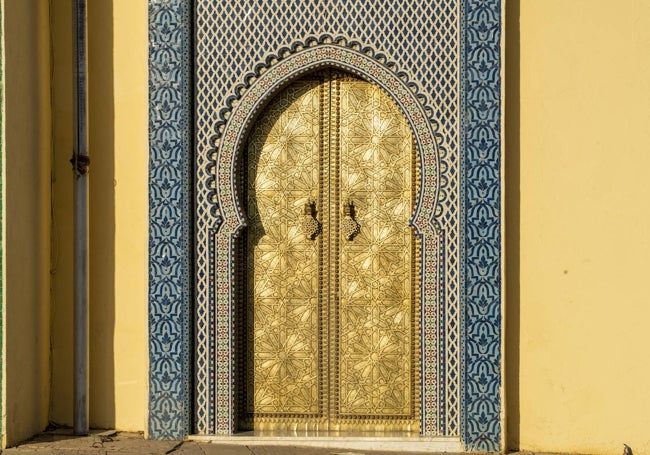 Puerta del Palacio Real, con el azul protagonista de Fez.