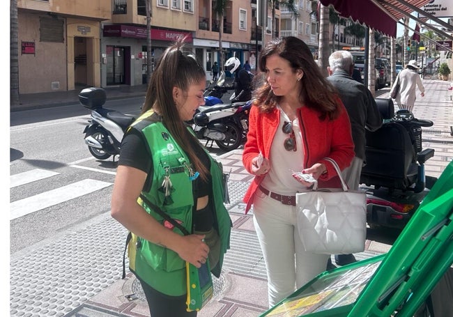 La concejala hace entrega de uno de los dispositivos.