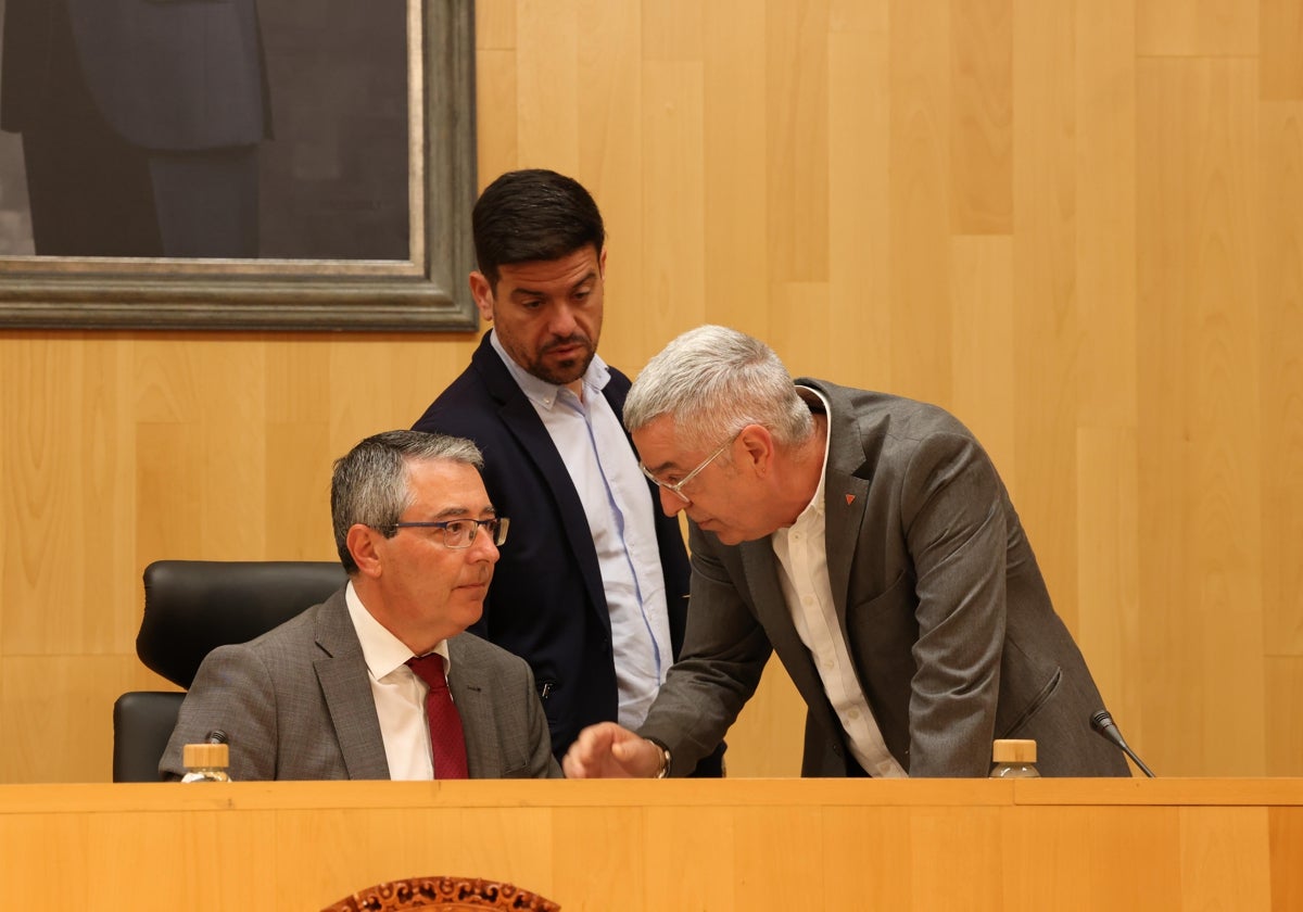 Francisco Salado, Cristóbal Ortega y el diputado de Con Málaga, Juan Márquez.