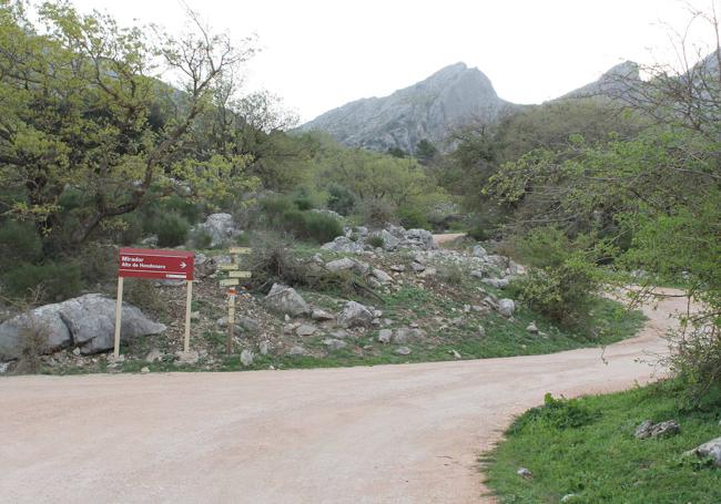 Desvío a la derecha justo antes de pasar por las lagunas de Hondonero