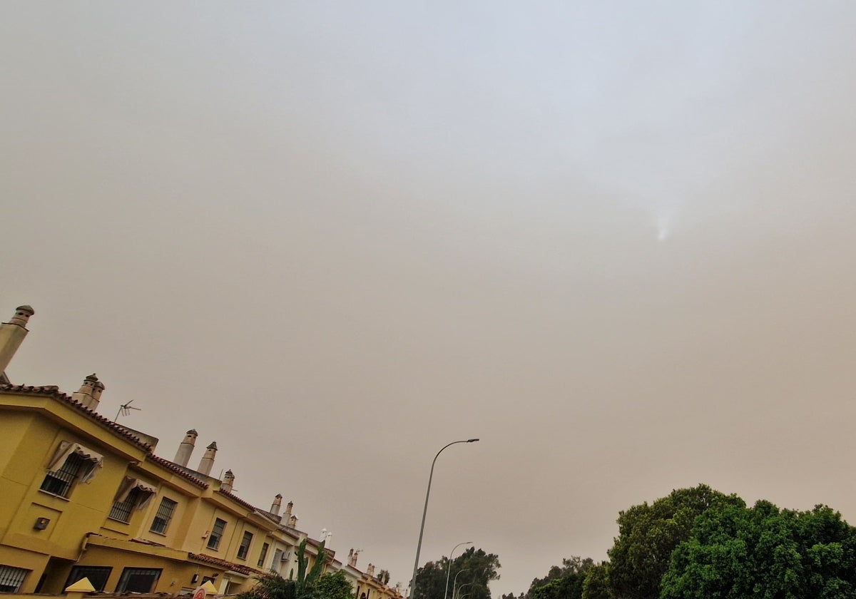 La calima de hoy, vista sobre los cielos de Guadalmar, en Málaga.