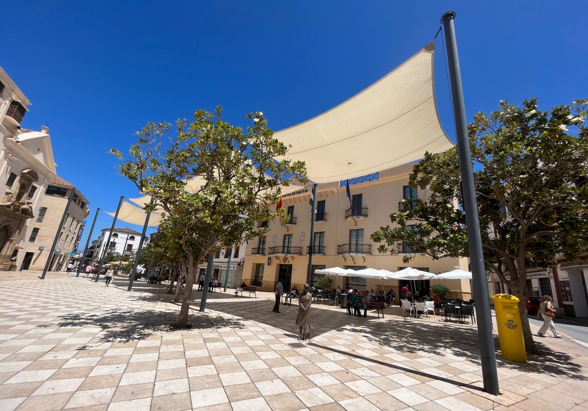 Fachada principal del Ayuntamiento veleño, con la terraza del bar, en una imagen de archivo.