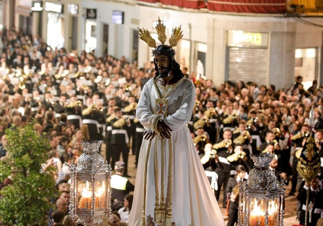 La banda poniendo notas tras las estela blanca del Señor de Málaga.