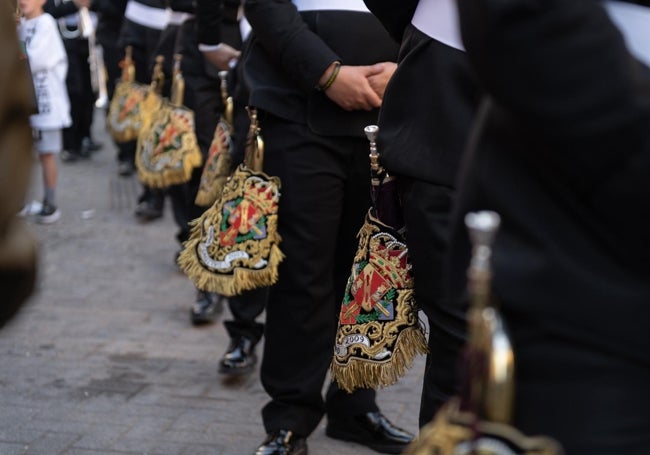 Detalle de las cornetas con el escudo de la hermandad.