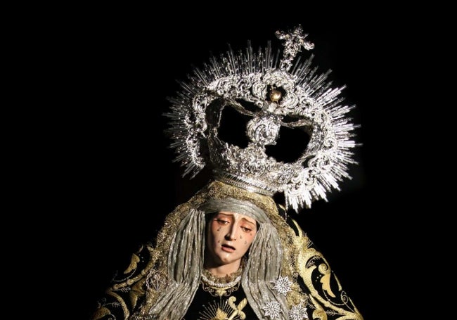 La Virgen del Mayor en su Soledad con la corona restaurada.