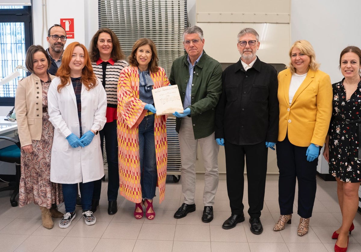 El alcalde, ediles, historiadores y técnicos, en la recepción del documento restaurado en la capital.