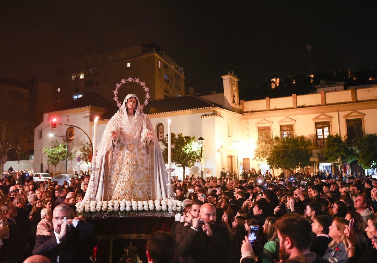 Cientos de personas vieron el traslado del Señor de los Pasos y la Virgen del Rocío.