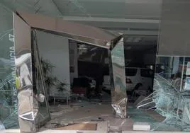 Estado en el que ha quedado la tienda de Estepa con el coche accidentado en su interior.