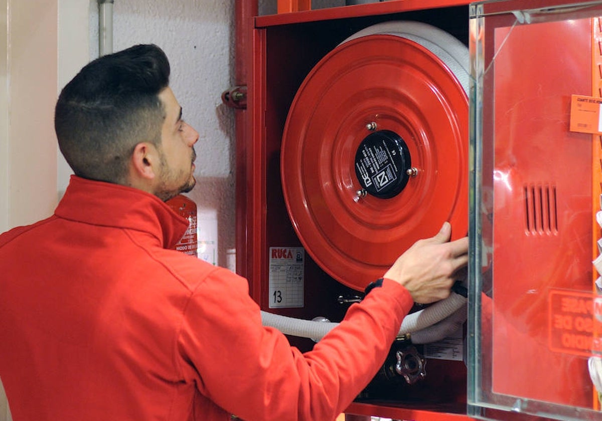 Un técnico de Incotex revisa una instalación antiincendios.