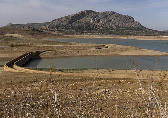 Vista del embalse de Guadalteba, que almacena 32 hectómetros.
