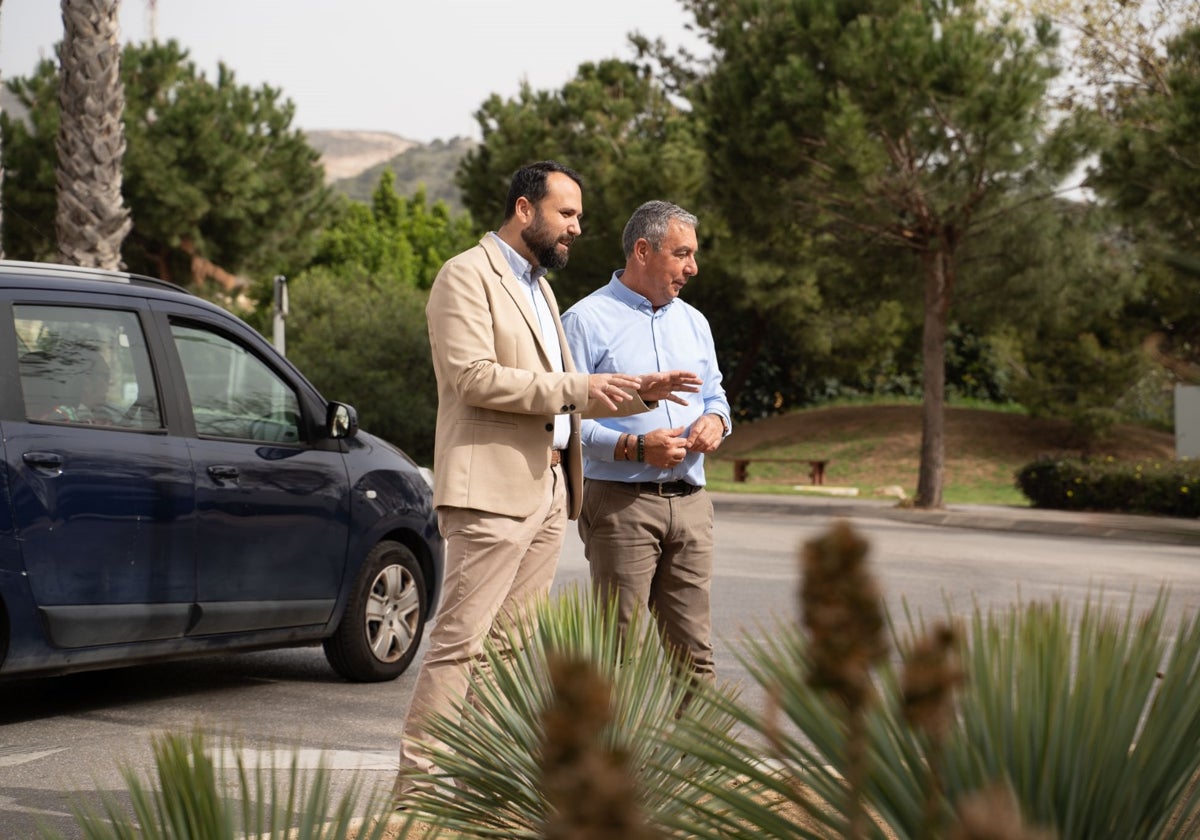 En primer plano el concejal de Agua, Juan Olea, durante la visita a una zona de la localidad en la que se han plantado suculentas.