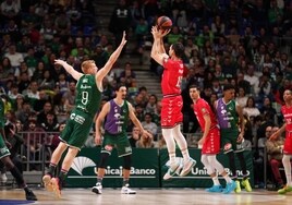 Alberto Díaz trata de puntear un tiro exteror de Lluis Costa en el Unicaja-Covirán de la primera vuelta.