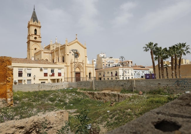 Vista del solar cedido y, al fondo, la iglesia de San Pablo.