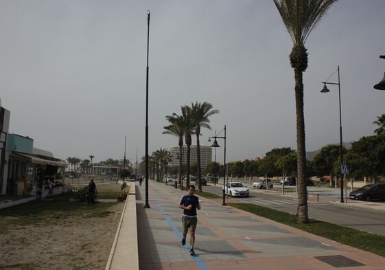 Un corredor se ejercita por el paseo marítimo, en la zona de Los Álamos de Torremolinos.