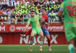 Roberto intenta deshacerse de un rival durante el partido de Algeciras.
