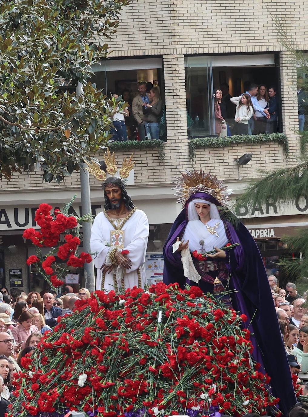 Las mejores fotos de la Misa del Alba y del traslado del Cautivo 2024