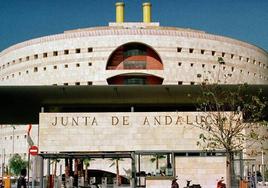 Edificio Torretriana, sede de la Consejería de Economía y Hacienda.