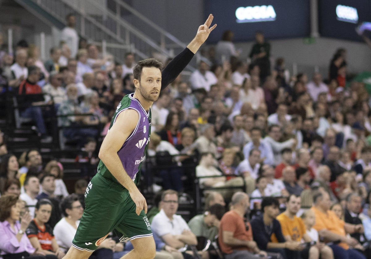 Kalinoski celebra uno de sus triples en Granada.