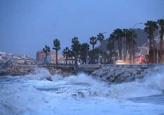 Málaga, en aviso amarillo por tormenta, oleaje y viento este domingo