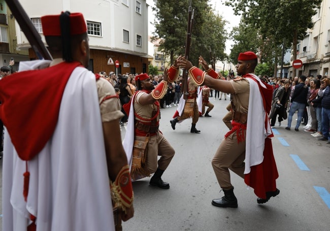 Escuadra de gastadores de Regulares en la cabeza de la procesión de traslado.