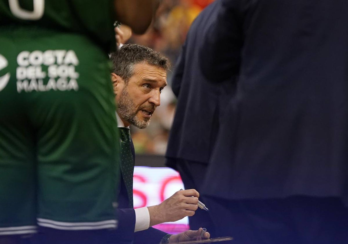 Ibon Navarro da instrucciones a sus jugadores durante el partido contra el Covirán Granada.