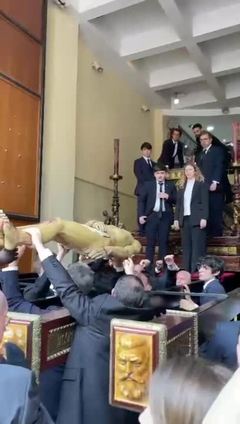 El alcalde de Málaga portó al Cristo en el traslado del Sepulcro