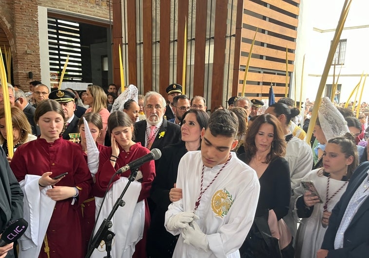 El joven cantante veleño, en un momento de su actuación, este Domingo de Ramos en Vélez-Málaga.