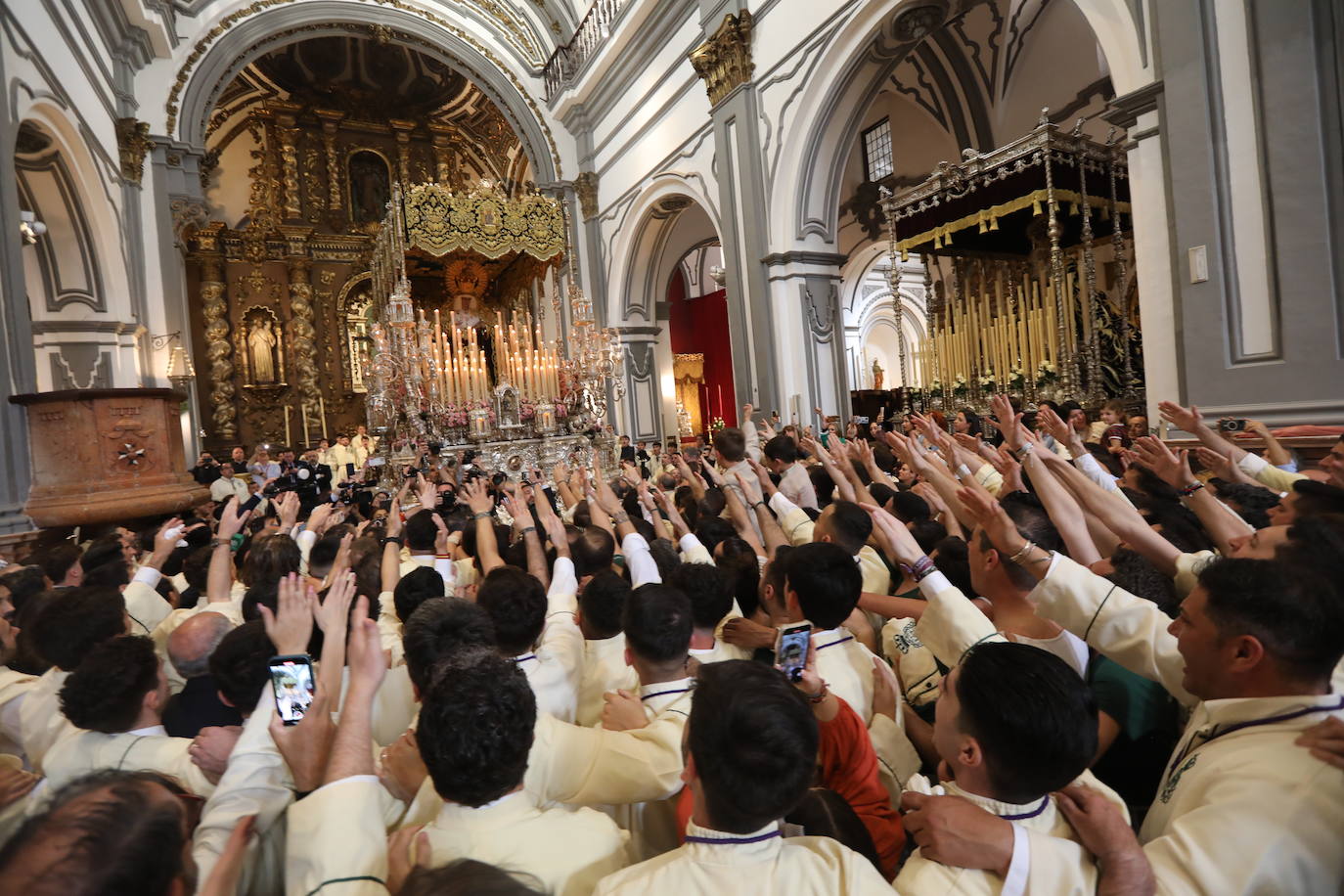 Lágrimas y Favores no sale este Domingo de Ramos