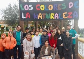 La alcaldesa posa con algunos de los participantes en el campamento.