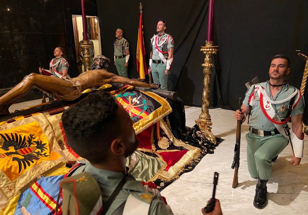 Guardia de honor de los gastadores de La Legión al Cristo de Mena en la capilla.