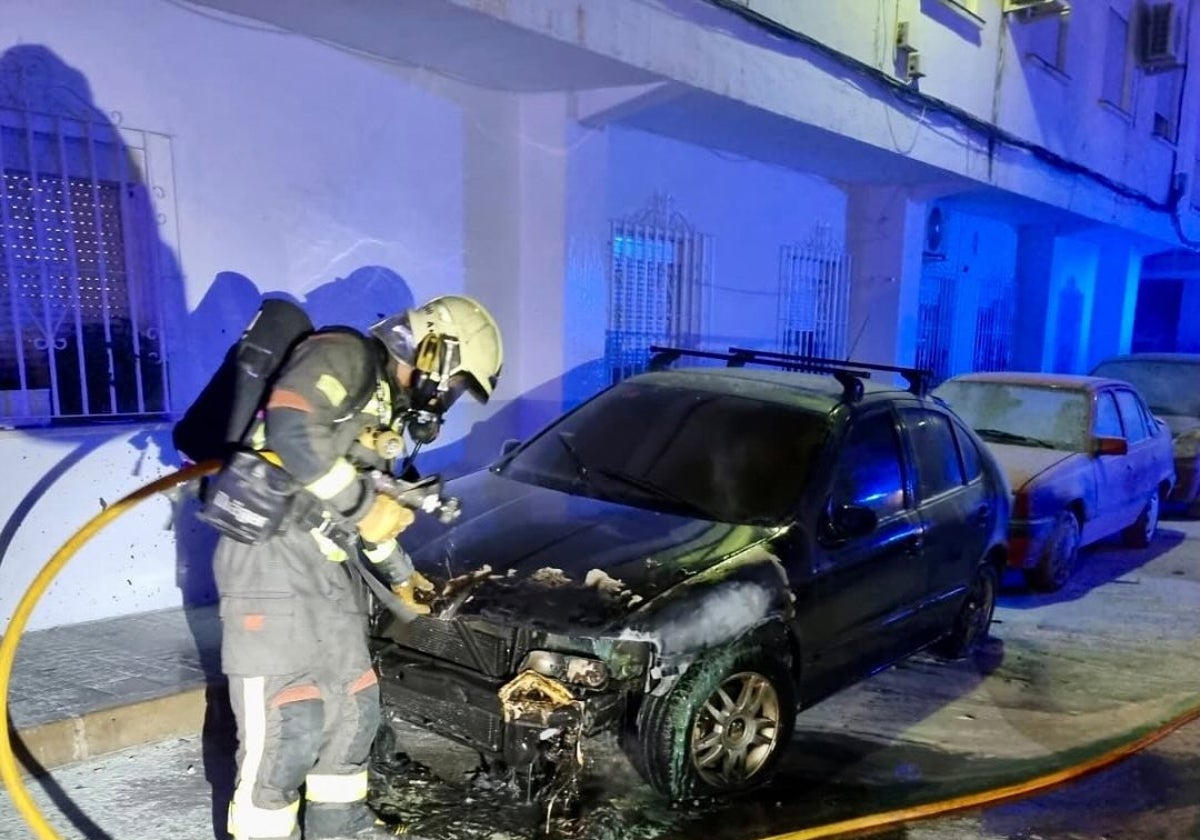 Cuatro vehículos calcinados en un incendio de madrugada en Alhaurín el Grande