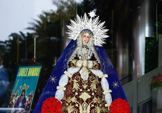 Imagen de Virgen Dolorosa que se encuentra en la fachada de la recepción.