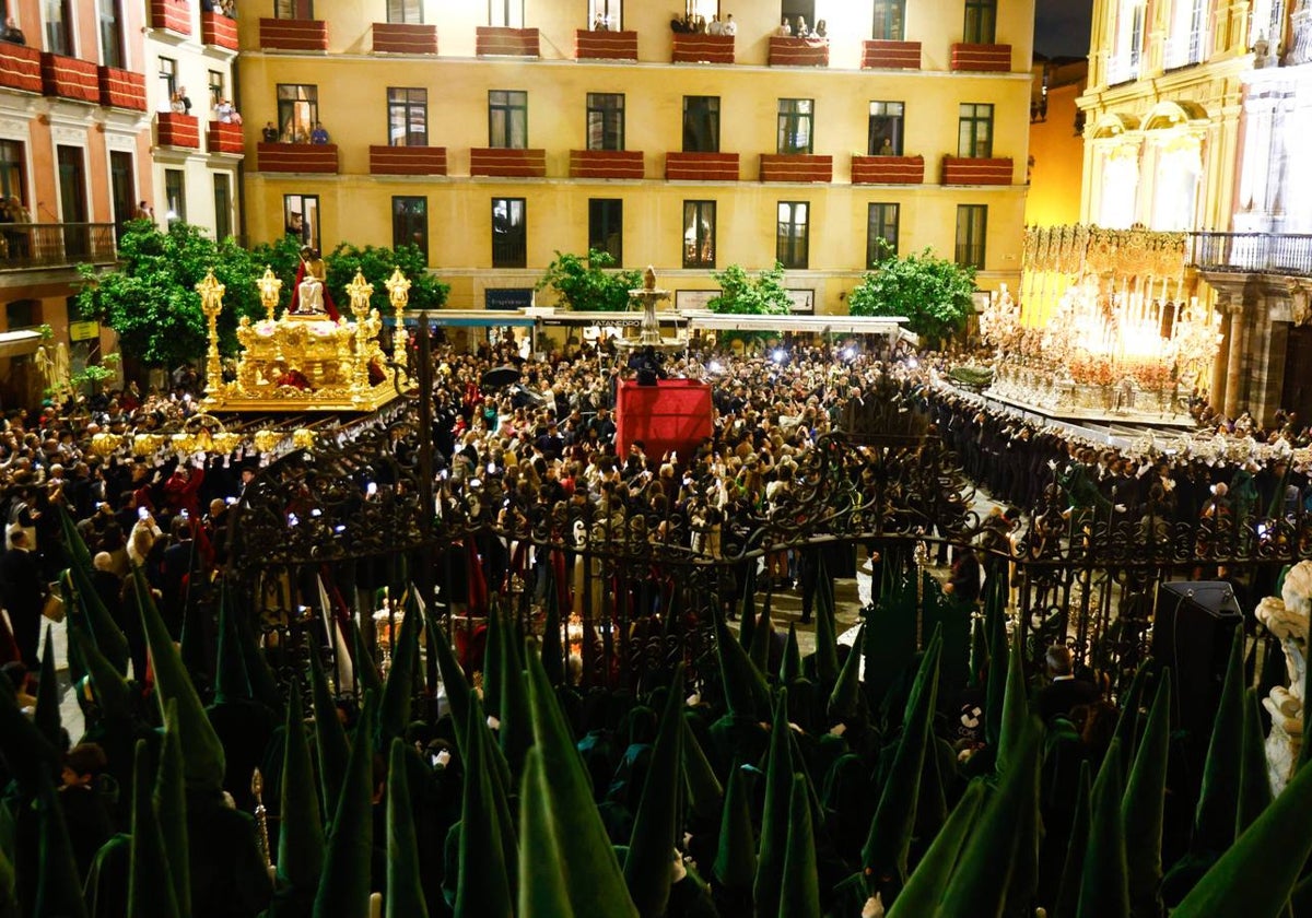 Los tronos de la Cofradía de los Estudiantes, levantados a pulso en la plaza del Obispo.