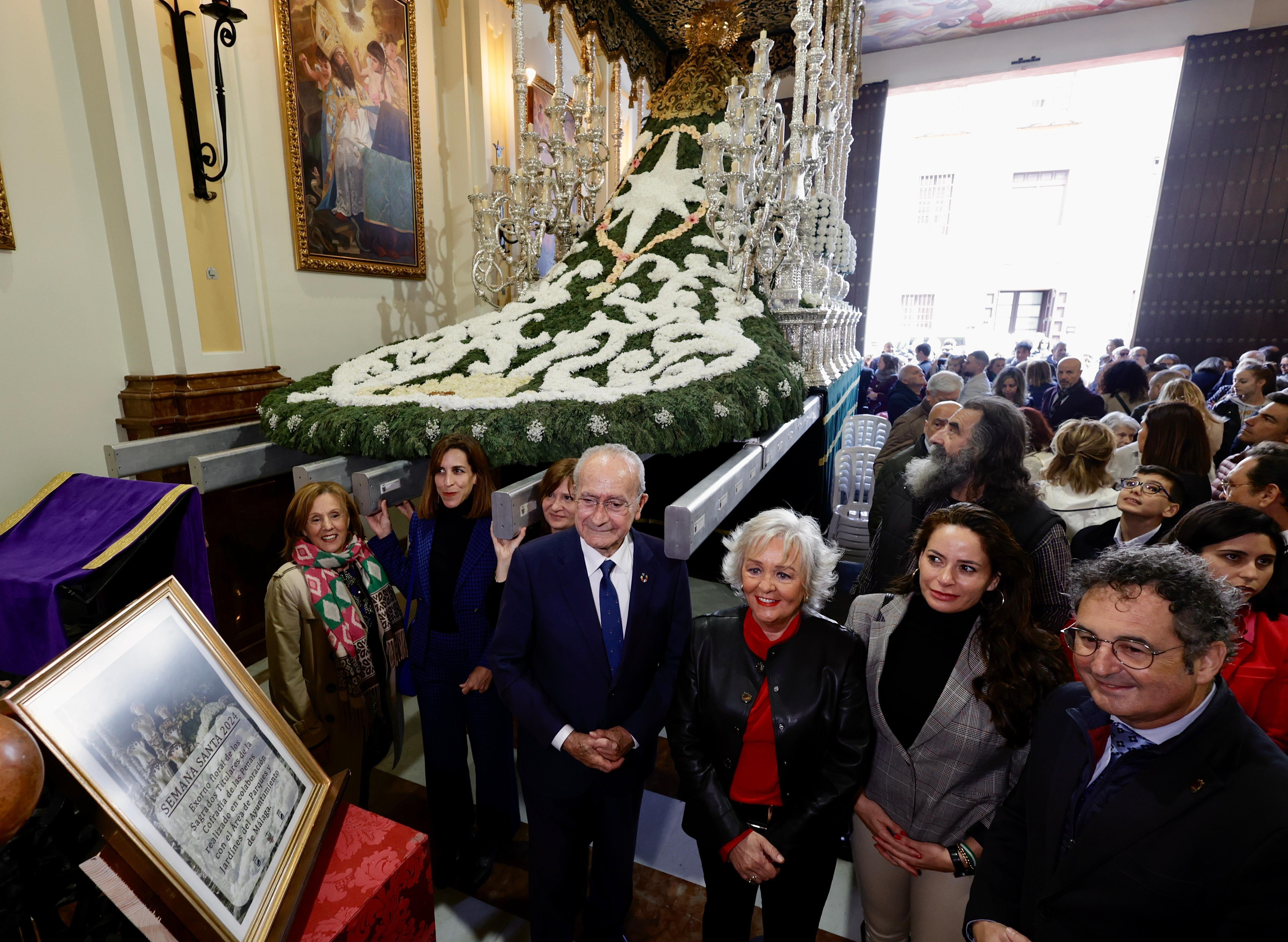 Ofrenda floral a la Virgen de las Penas. Martes Santo de Málaga