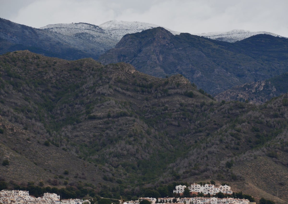 Imagen secundaria 1 - Arriba, nieve en el Pico Martín Gil, el más alto de la Sierra de Líbar, a casi 1.400 metros de altitud, visto desde Jimera de Líbar; abajo, a la izquierda, el manto blanco en La Navachica, visto desde Nerja, y en la Piedra Sillada.