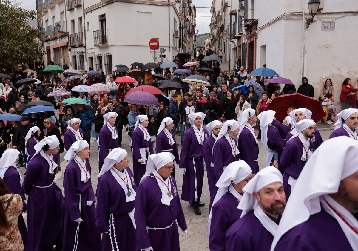 El agua ya les pilló en el desfile previo a la pretendida salida procesional