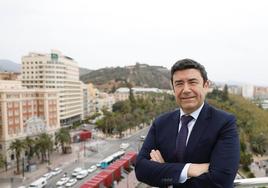 Alberto Benito García, decano del Cuerpo Consular de Málaga, posa en la terraza de un hotel de la capital.