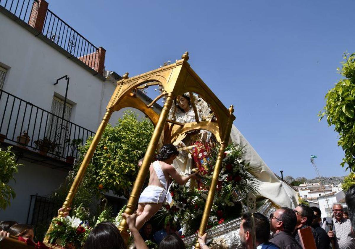 Momento en el que se encuentran la Virgen y el Niño Jesús en las Cortesías.