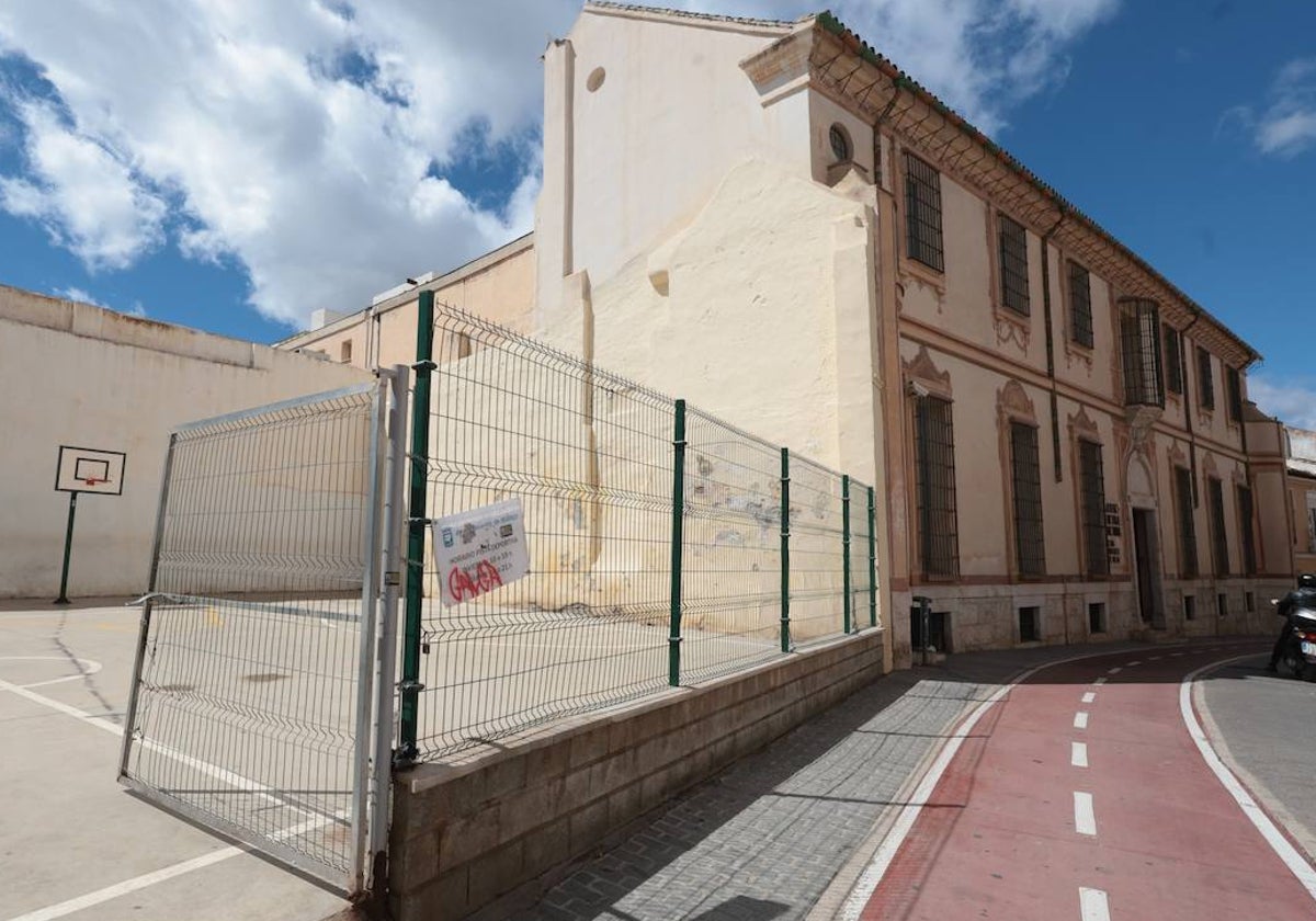 La fachada trasera del MVA linda con una pista deportiva, donde se proyecta su ampliación.