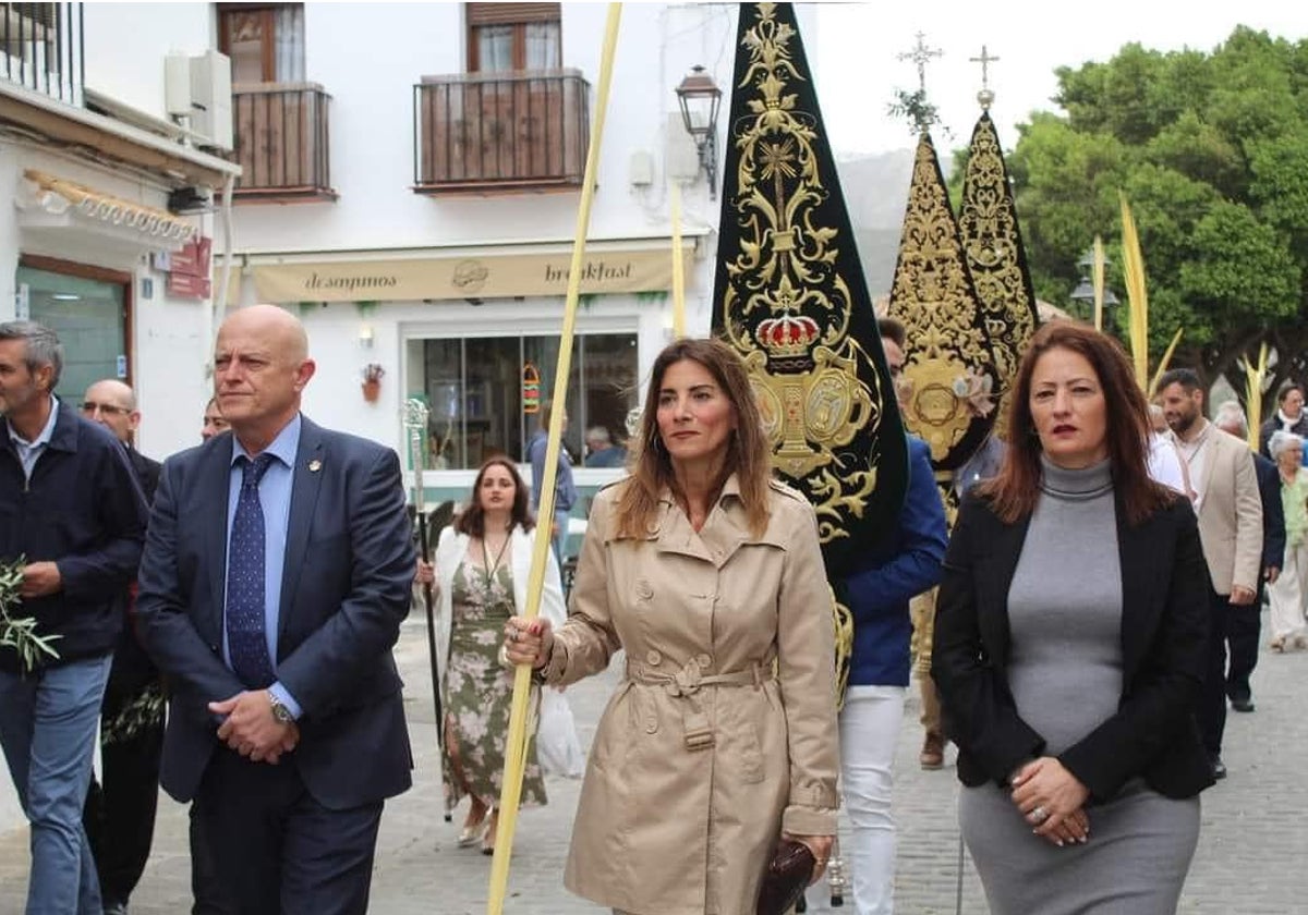 La alcaldesa junto a dos concejales de su Gobierno en el desfile procesional de La Pollinica, el pasado Domingo de Ramos.