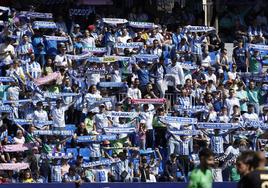Aficionados del Málaga animan durante el último partido en La Rosaleda.