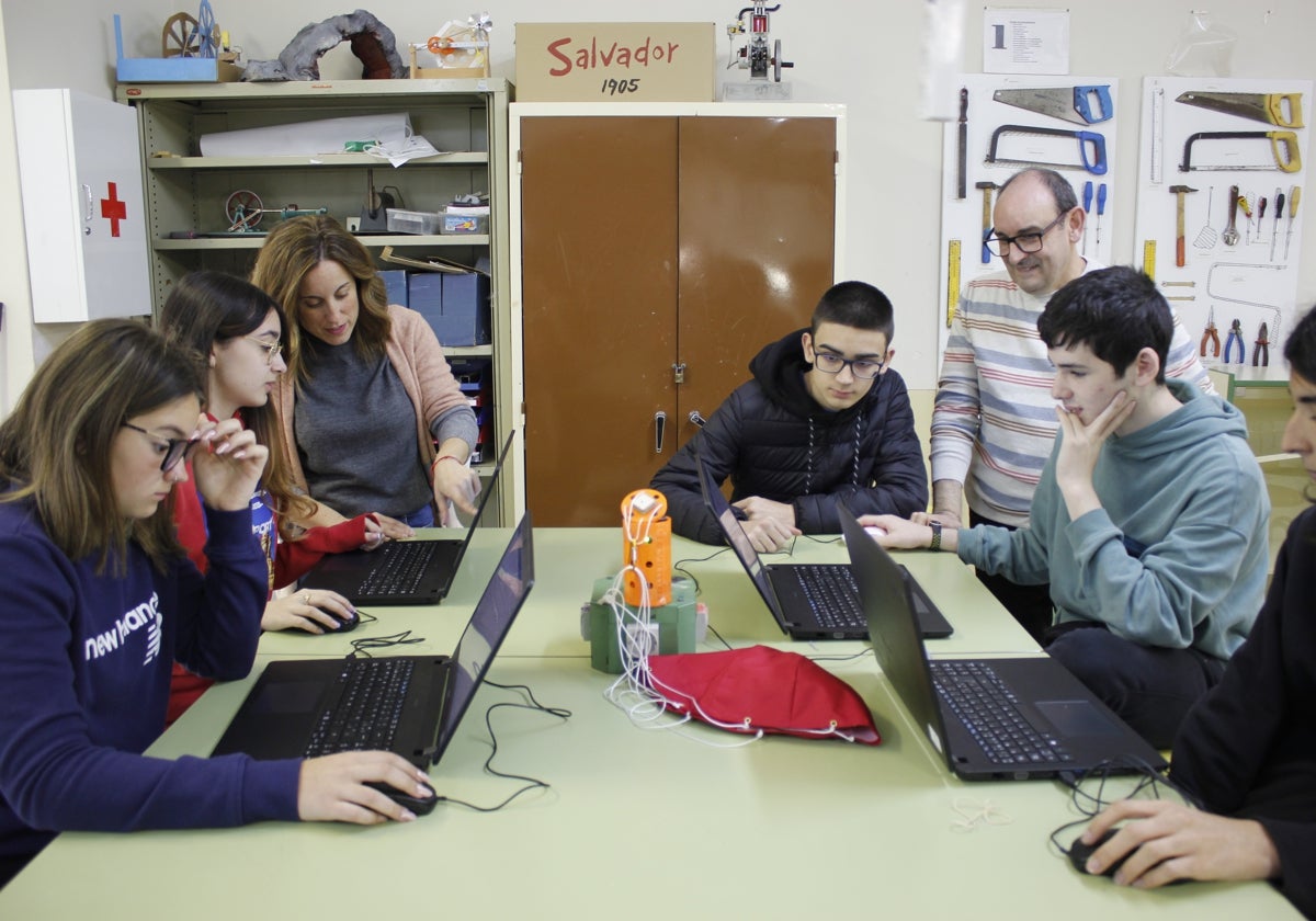 El equipo de la «Misión Playamar» en plena actividad, con el mini satélite, en forma de lata, en el centro de la mesa de trabajo.