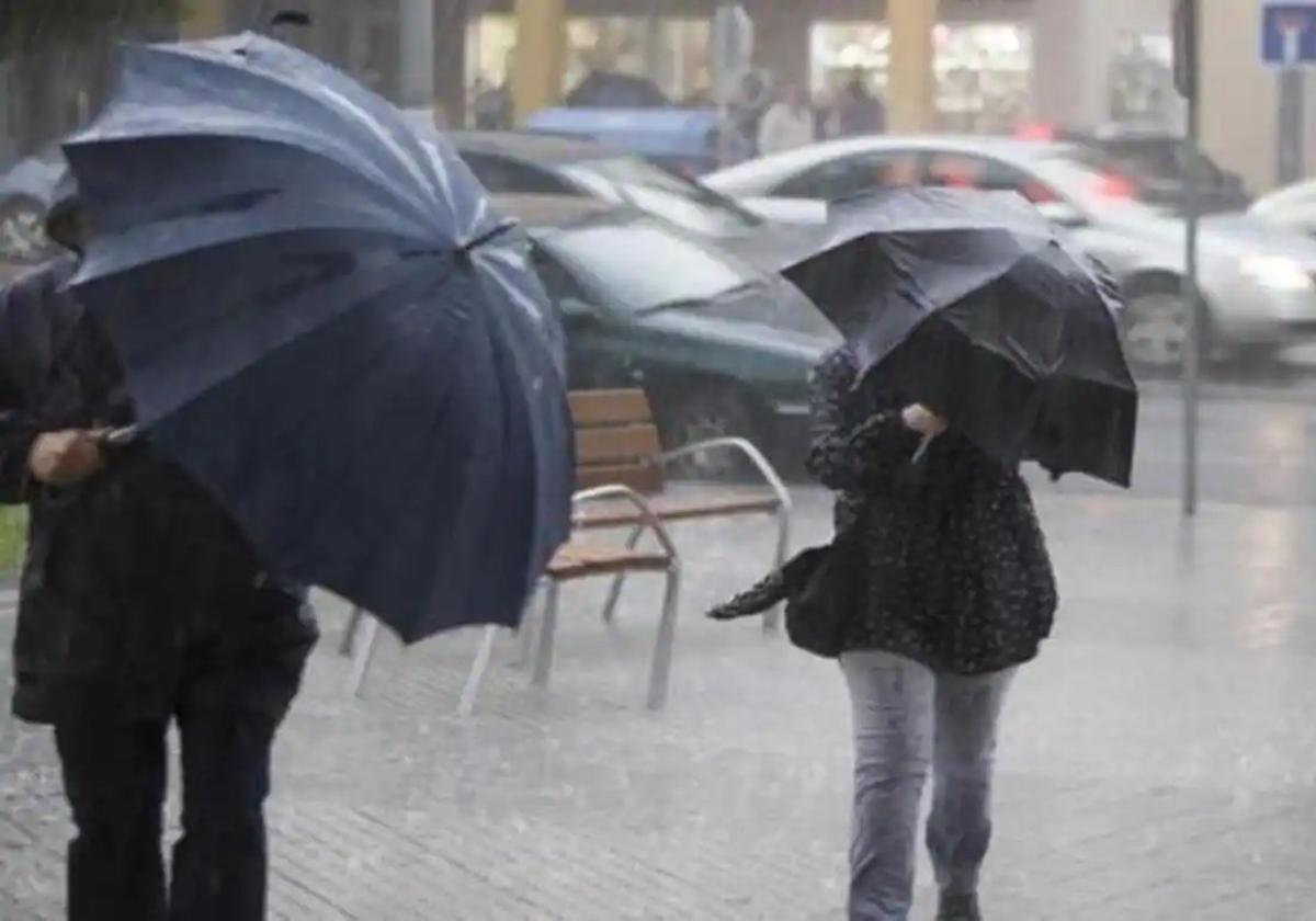 El paso de la borrasca Nelson deja avisos por lluvia, viento y oleaje este Jueves Santo en Andalucía