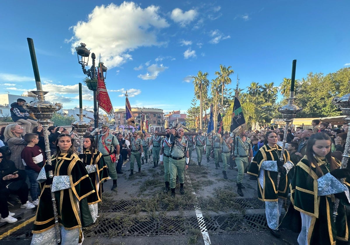 Traslado del Santísimo Cristo de la Vera Cruz a hombros de legionarios, con un espléndido sol, que sí acompañó a los actos de la cofradía por la tarde.