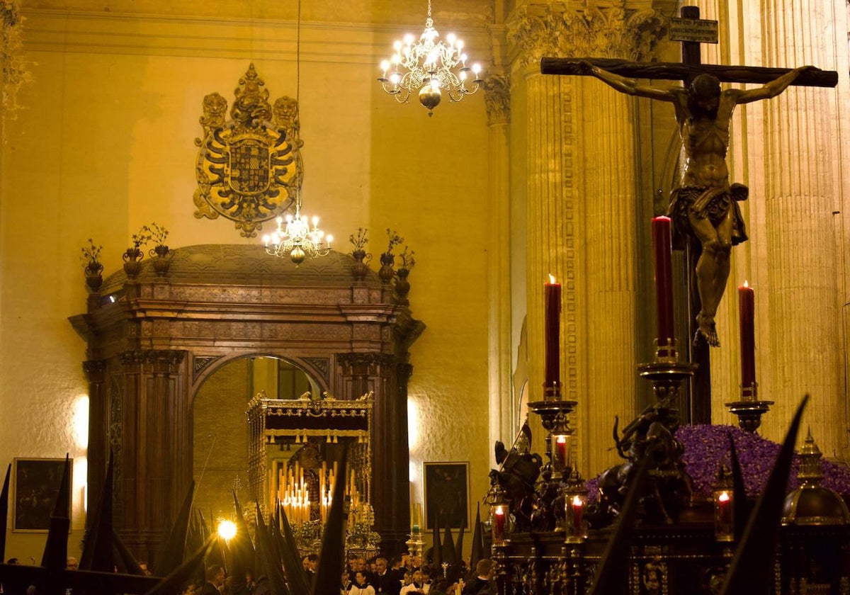 Los tronos de Dolores de San Juan, refugiados en la Catedral.