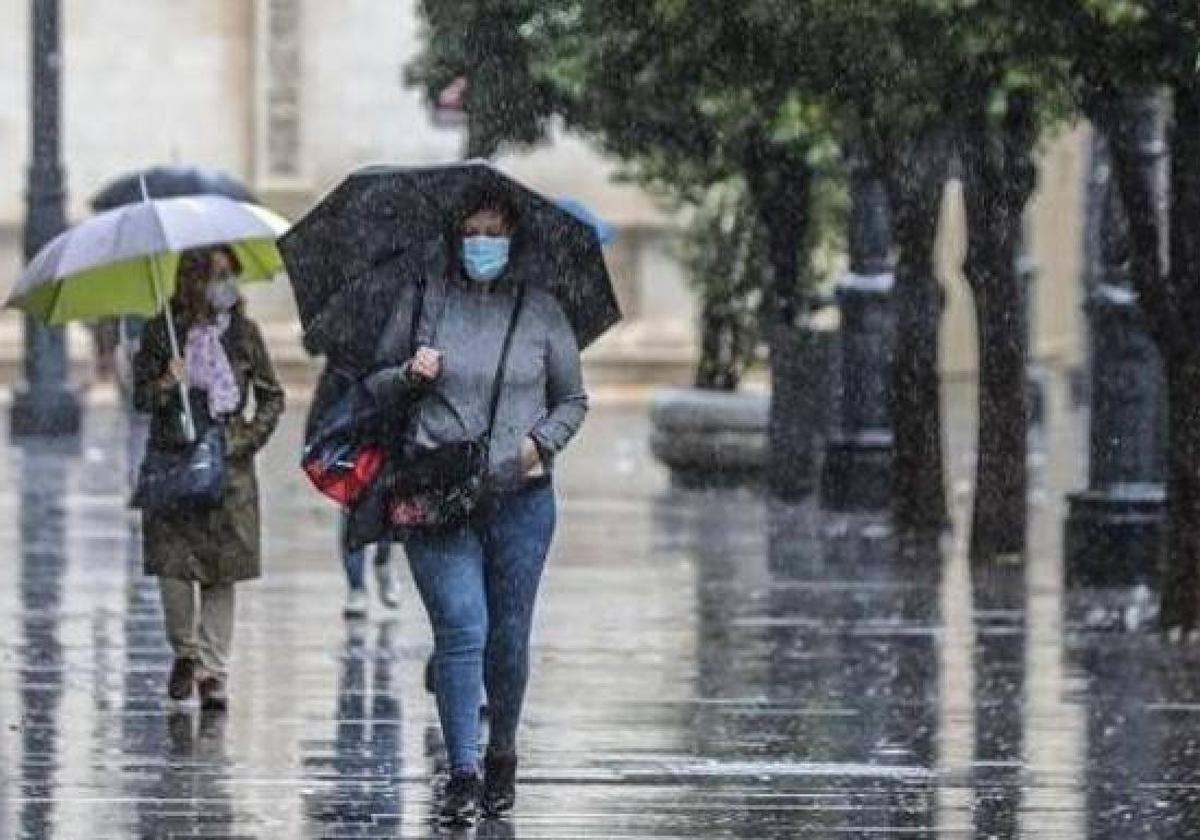 La borrasca Nelson continúa azotando Andalucía este Viernes Santo y activa el aviso amarillo