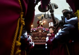 Los hombres de trono, listos para llevar sobre sus hombros a la imagen de Nuestro Padre Jesús Nazareno de Torremolinos.